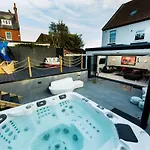 펜션 Rounton By Luxury Travel Emporium- Hot Tub - Sea Views - Parking