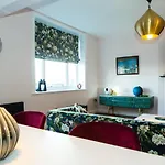 펜션 Rounton By Luxury Travel Emporium- Hot Tub - Sea Views - Parking 로빈후즈베이
