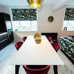 Rounton By Luxury Travel Emporium- Hot Tub - Sea Views - Parking