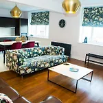 Rounton By Luxury Travel Emporium- Hot Tub - Sea Views - Parking 펜션