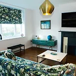펜션 Rounton By Luxury Travel Emporium- Hot Tub - Sea Views - Parking 로빈후즈베이