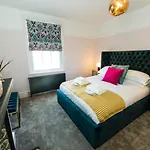 펜션 Rounton By Luxury Travel Emporium- Hot Tub - Sea Views - Parking 로빈후즈베이