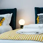 펜션 Rounton By Luxury Travel Emporium- Hot Tub - Sea Views - Parking