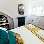 펜션 Rounton By Luxury Travel Emporium- Hot Tub - Sea Views - Parking 로빈후즈베이