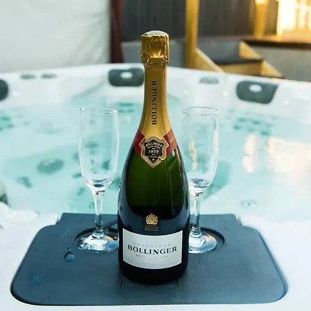 Rounton By Luxury Travel Emporium- Hot Tub - Sea Views - Parking