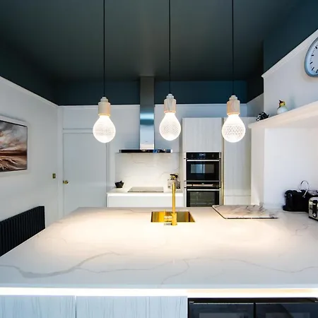 Rounton By Luxury Travel Emporium- Hot Tub - Sea Views - Parking